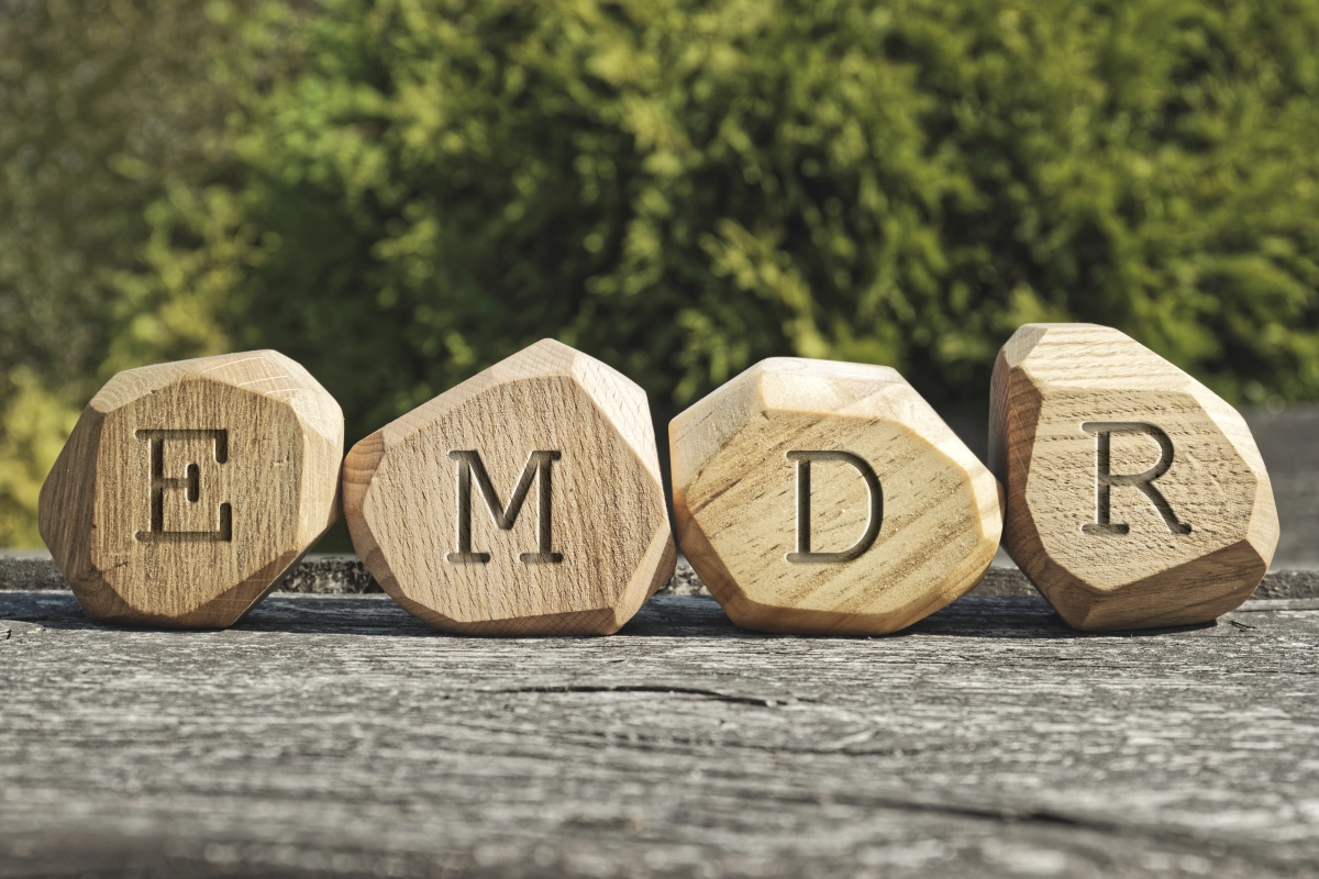 Gabriele Harder, Physiotherapie-Buchstaben EMDR auf unregelmäßigen Holzblöcken geschrieben